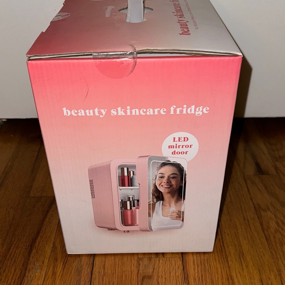 Aura Beauty Skincare Refrigerator w/LED   Mirror Skincare, Makeup & Cosmetics - Picture 6 of 7